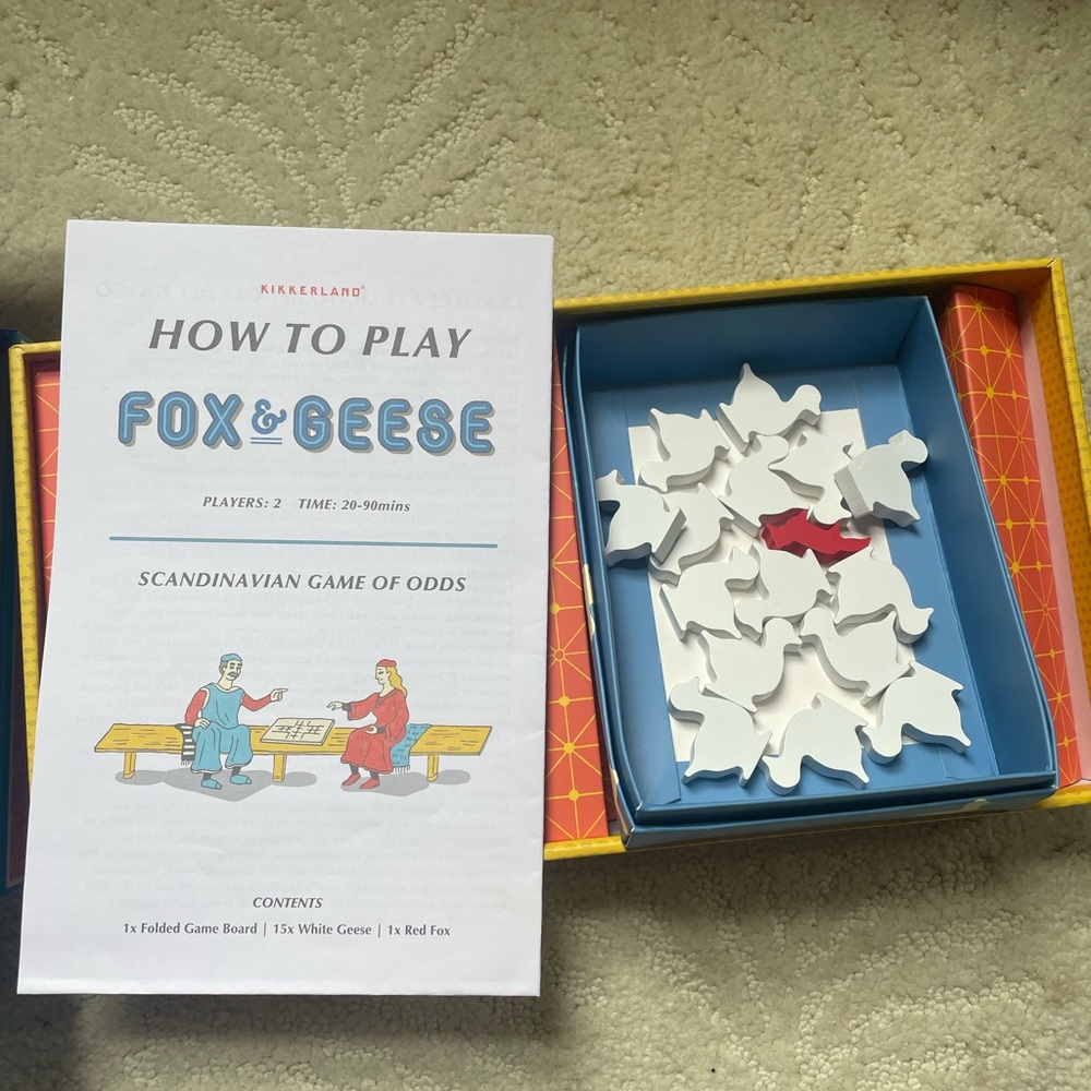 Kikkerland Fox & Geese Board Game - Multicolor - Picture 3 of 6